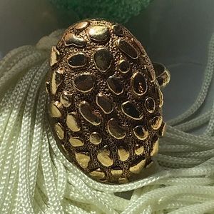 Vintage ring costume animal gold tone textured
